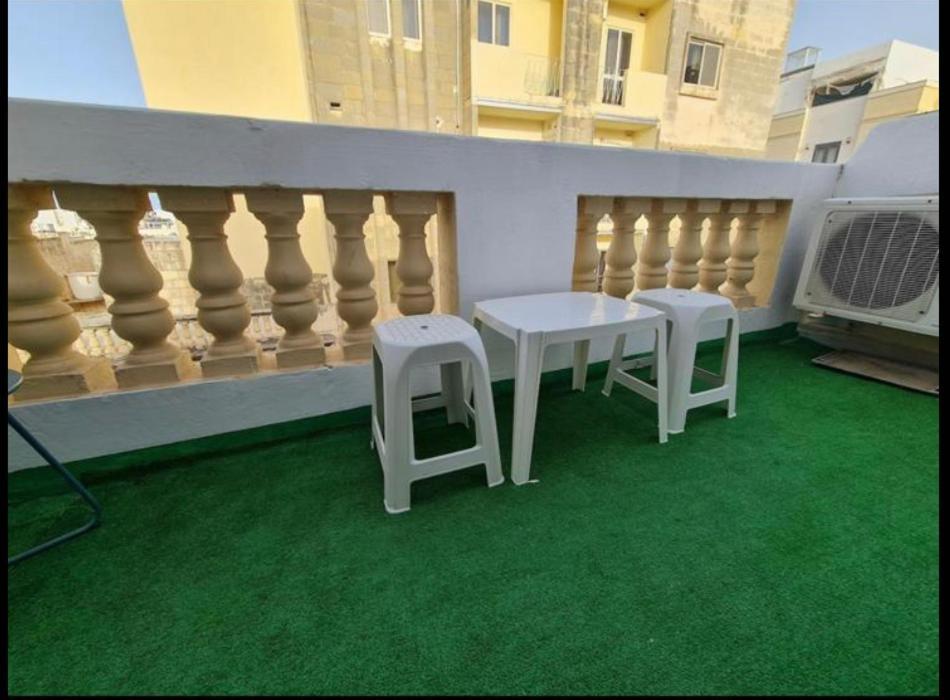 Room 6- Private Room With Private Terrace, Private Bathroom, Ac And Wifi スリーマ エクステリア 写真